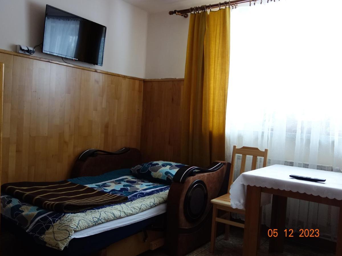 Dom Mlodziezowy W Polanie Apartamento Serednie Male Exterior foto